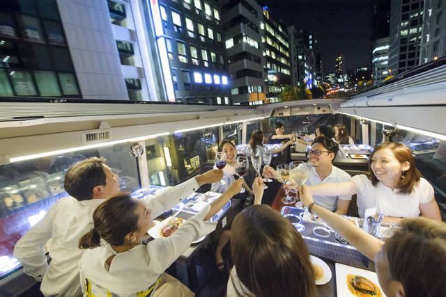 2階建てのレストランバスで東京の観光名所とコース料理を堪能